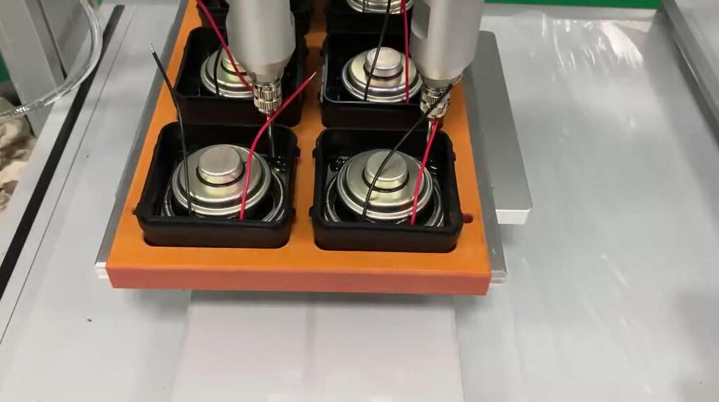 喇叭、揚聲器、蜂鳴器、音響外殼涂黃膠 | 黃膠涂膠機